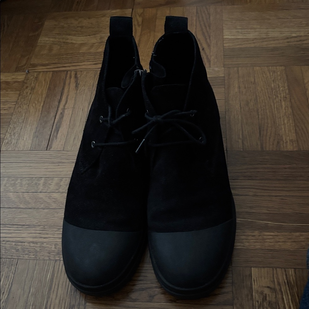 Eileen Fisher Women’s Black Suede 
Size 9 Gently worn,
Soles in great shape.